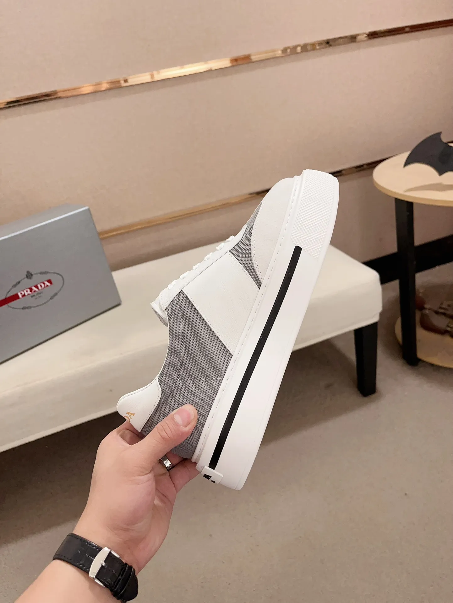 Men's shoes 💰 580💰 ✔️✔️✔️Higher version High-quality new PRADA (Prada) counters are launched simultaneously. The new men's shoes and 😘 fabrics are made of high-tech glue-spraying technology. Lining: Full cowhide lining. 👍🏿 High-end ☄️ air-cushion molded anti-slip rubber outsole, exquisite lines, simple and elegant, comfortable and high-end for leisure travel. Code number: 38 to 44 (45 can be customized and cannot be returned or exchanged)